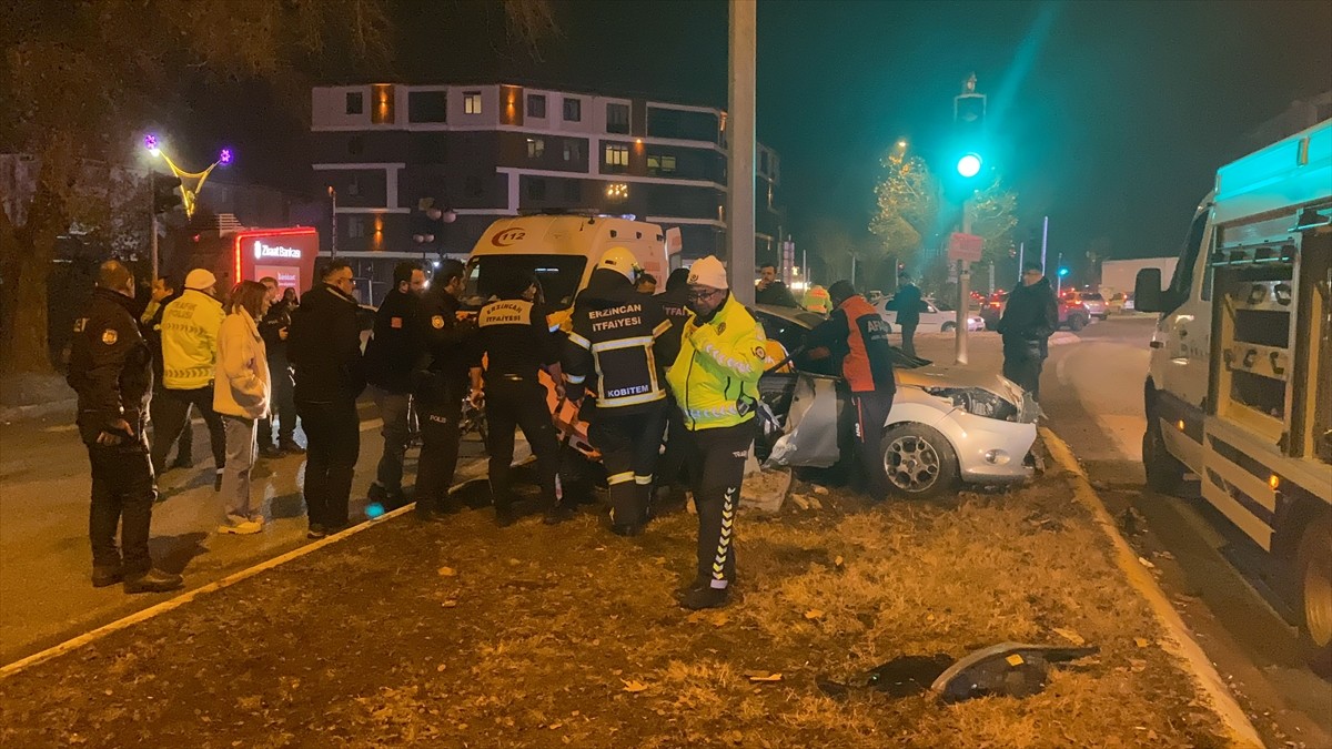 Erzincan'da kaza yapan araçta sıkışan sürücüyü itfaiye ekipleri kurtardı