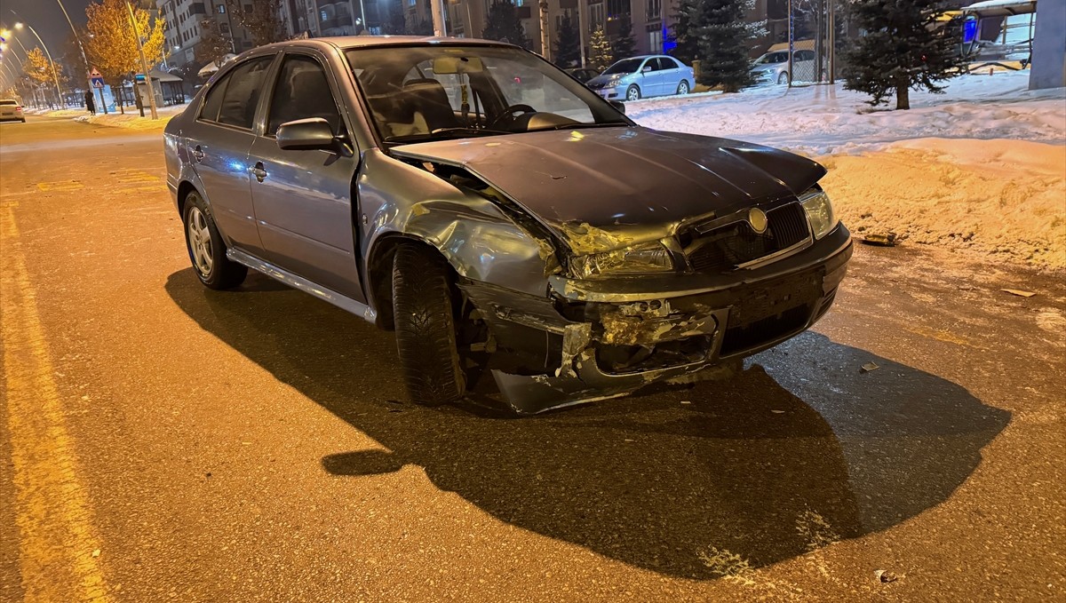 Erzurum'da 3 otomobilin çarpıştığı kazada 4 kişi yaralandı