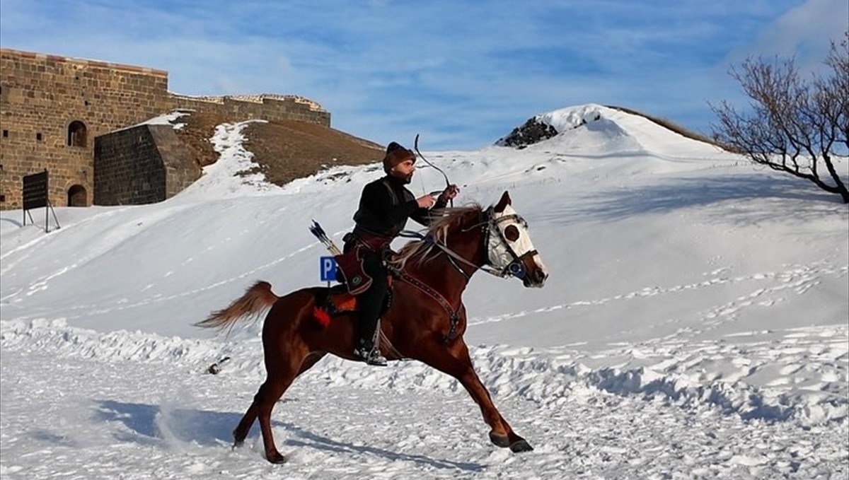 Erzurum'da aileler, tarihi Aziziye Tabyası'nda atlı kızak ve kayak yaptı, ok attı