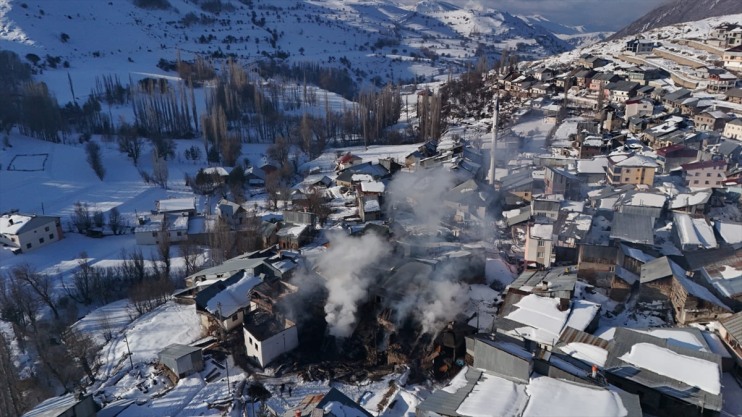 Erzurum'da çıkan yangında 6 ev zarar gördü