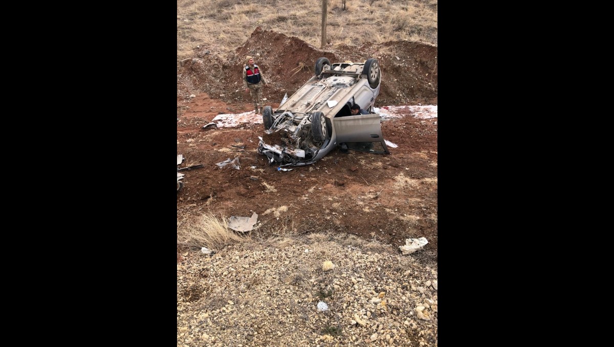 Erzurum'da devrilen otomobildeki karı koca yaralandı