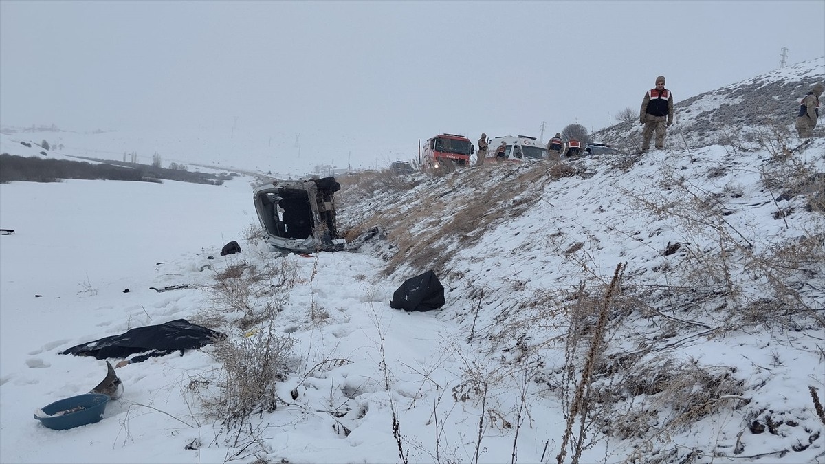 Erzurum'da iki araç çarpıştı, 2 kişi öldü, 3 kişi yaralandı