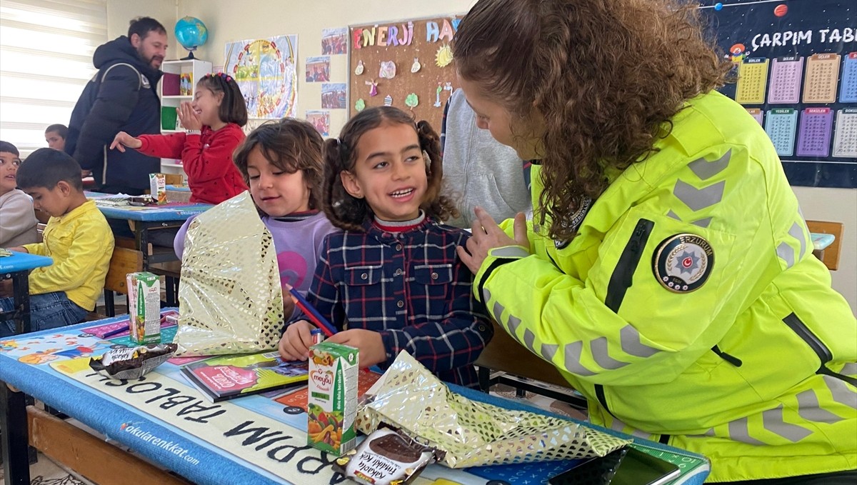 Erzurum'da karne heyecanı yaşayan öğrenciler, polis hediyeleriyle sevindi