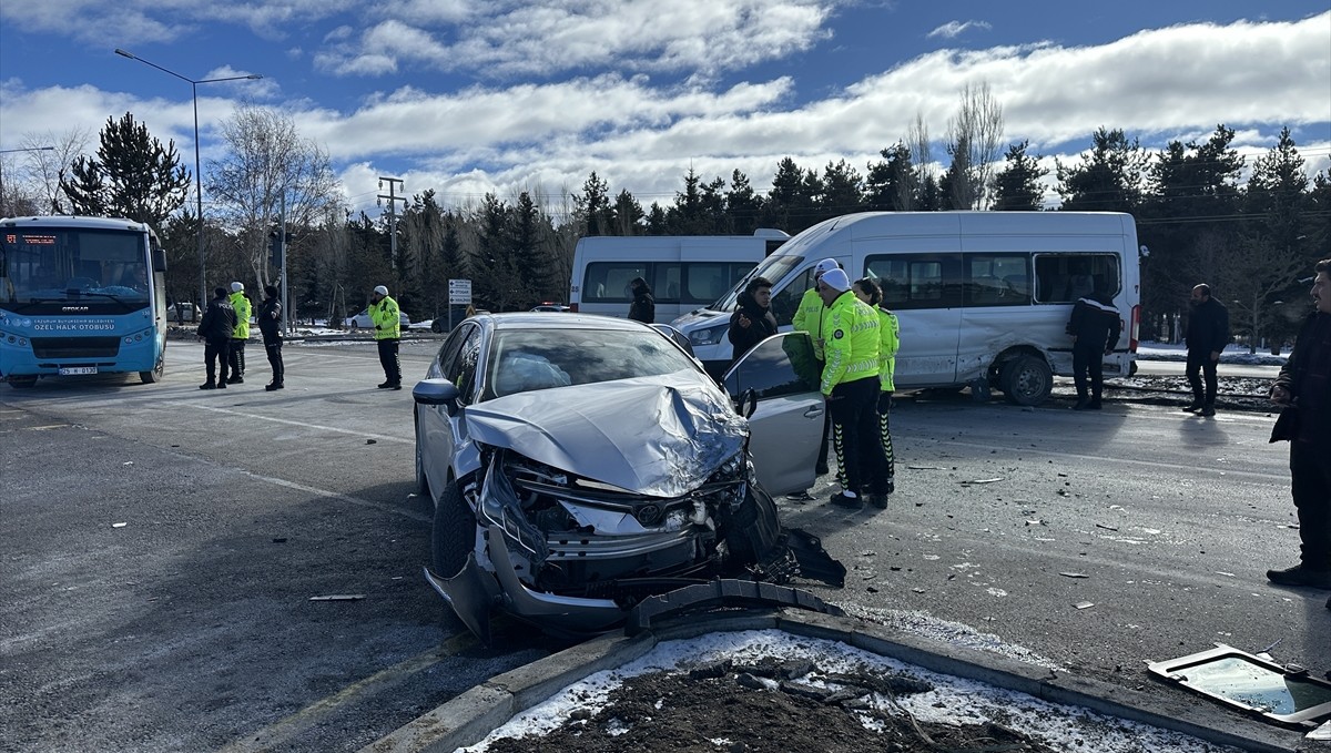 Erzurum'da minibüs ile otomobil çarpıştı, 6 kişi yaralandı