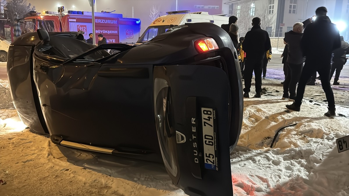 Erzurum'da trafik kazasında araçta sıkışan sürücüyü polis ve vatandaş kurtardı