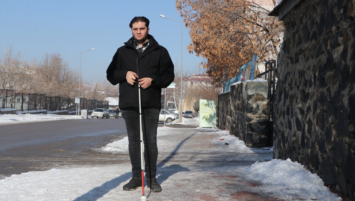 Görme engelli öğretmen, hayalini gerçekleştirdiği meslekle öğrencilerin yolunu aydınlatıyor