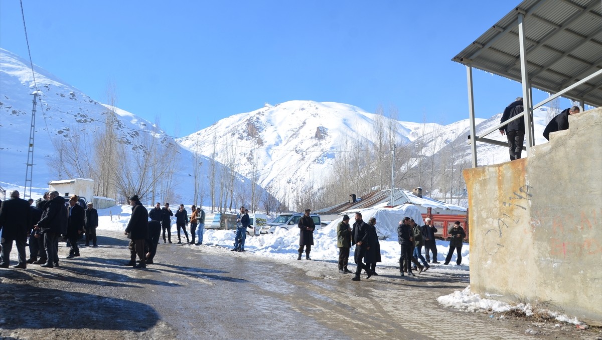 Hakkari'de 12 yaşındaki çocuğun sahipsiz köpeklerin saldırısında hayatını kaybetmesinin üzüntüsü yaşanıyor