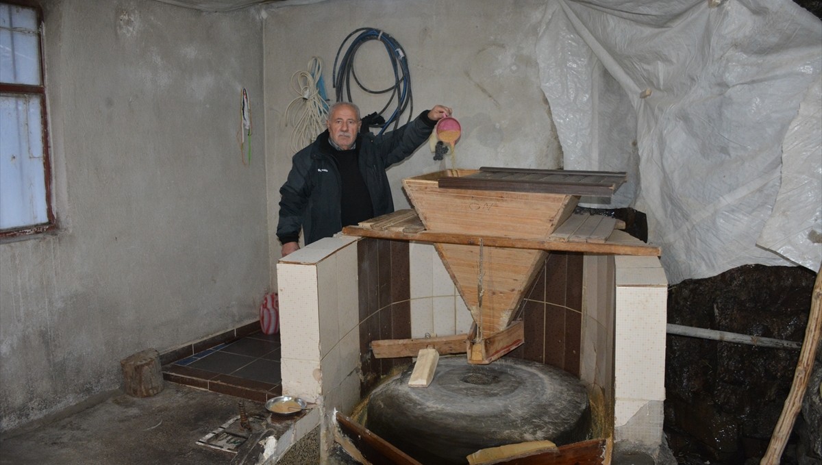 Hakkari'de 55 yıllık değirmende baba mesleğini sürdürüyor