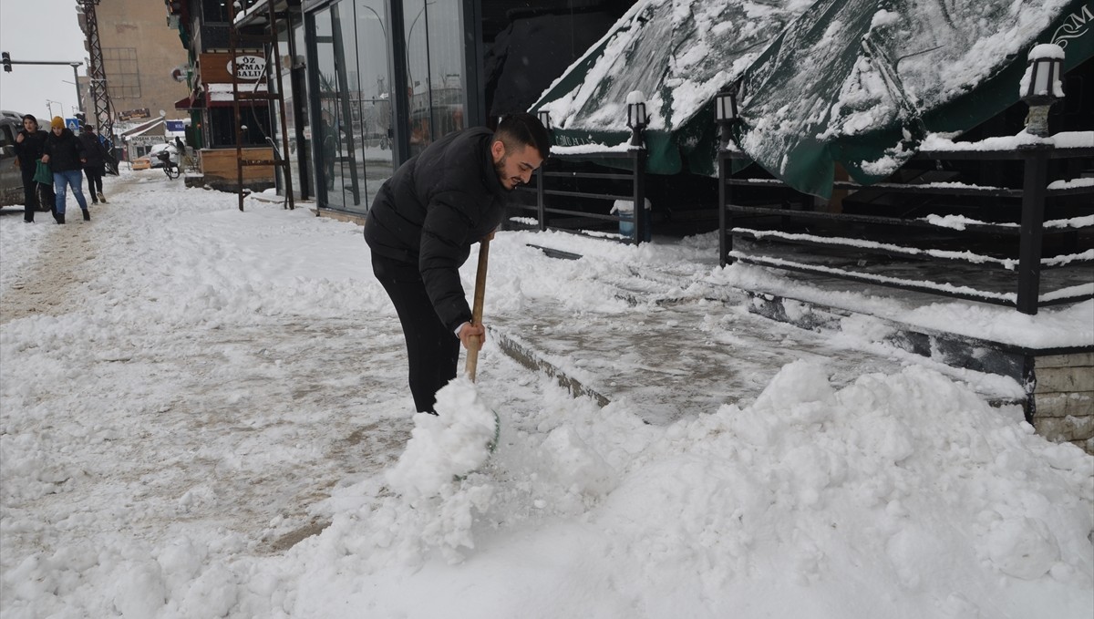 Hakkari'de kar nedeniyle 132 yerleşim yerinin yolu kapandı