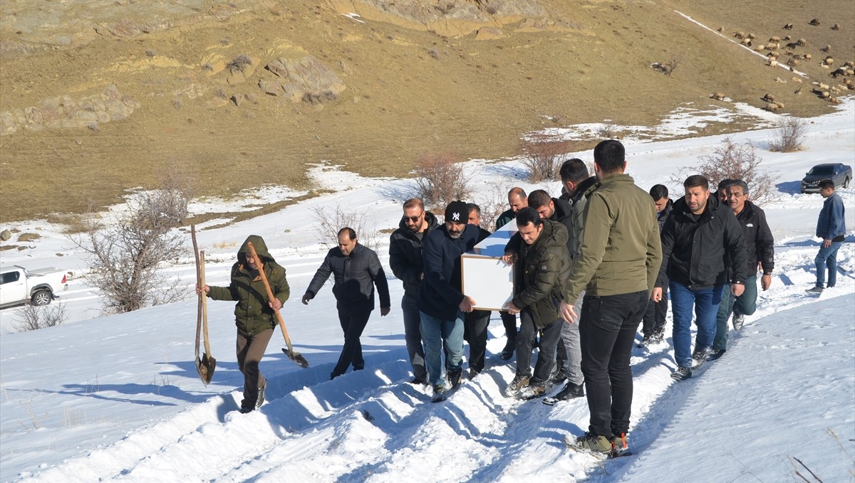 Hakkari'de kaya parçasının isabet ettiği minibüste ağır yaralanan çocuk hayatını kaybetti