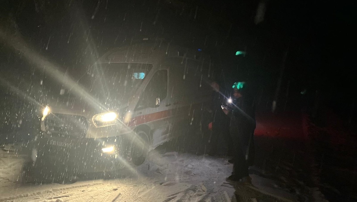 Hakkari'de yolu kapanan mezrada fenalaşan çocuk, ekiplerce hastaneye ulaştırıldı