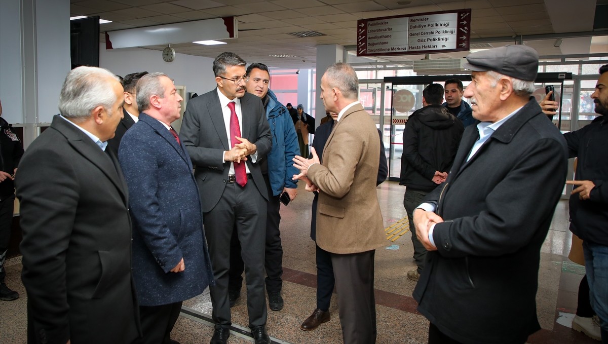 Hakkari Valisi Çelik, trafik kazasında yaralanan personeli ziyaret etti