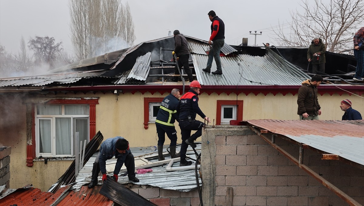 Iğdır'da bir ev ile iki ahır yanarak kullanılamaz hale geldi