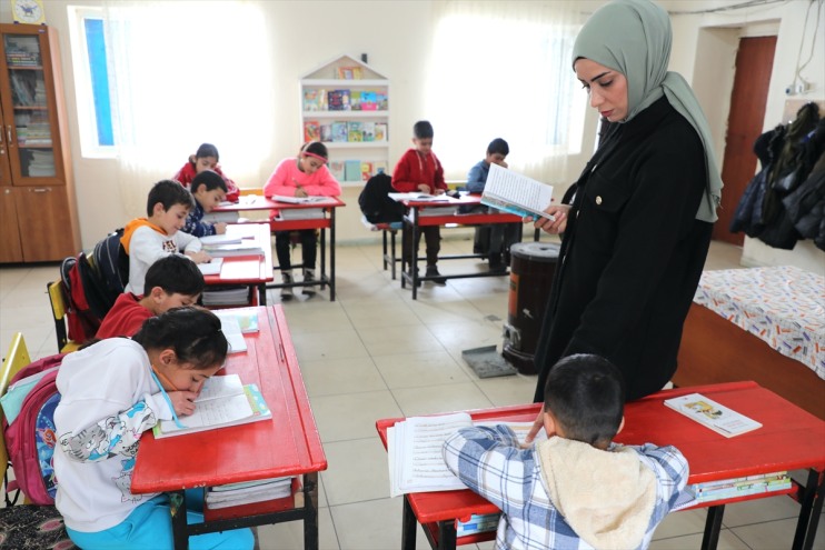 köy hazırlıyor kadın öğrencileri arkadaşı öğretmenler, İlkokul okulunda geleceğe aynı 12