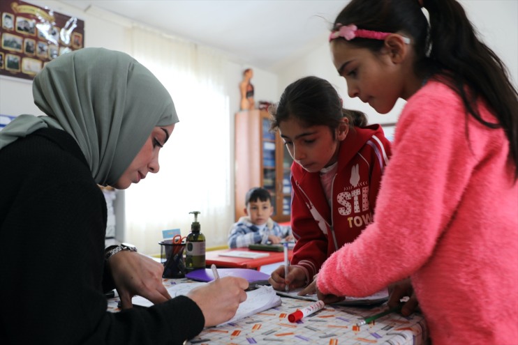 öğrencileri hazırlıyor köy geleceğe İlkokul aynı kadın öğretmenler, okulunda arkadaşı 18