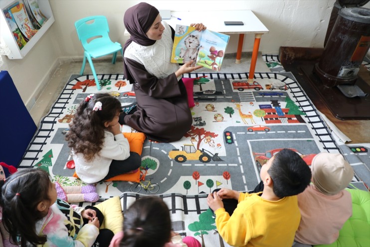 öğretmenler, kadın köy geleceğe okulunda arkadaşı aynı İlkokul hazırlıyor öğrencileri 26