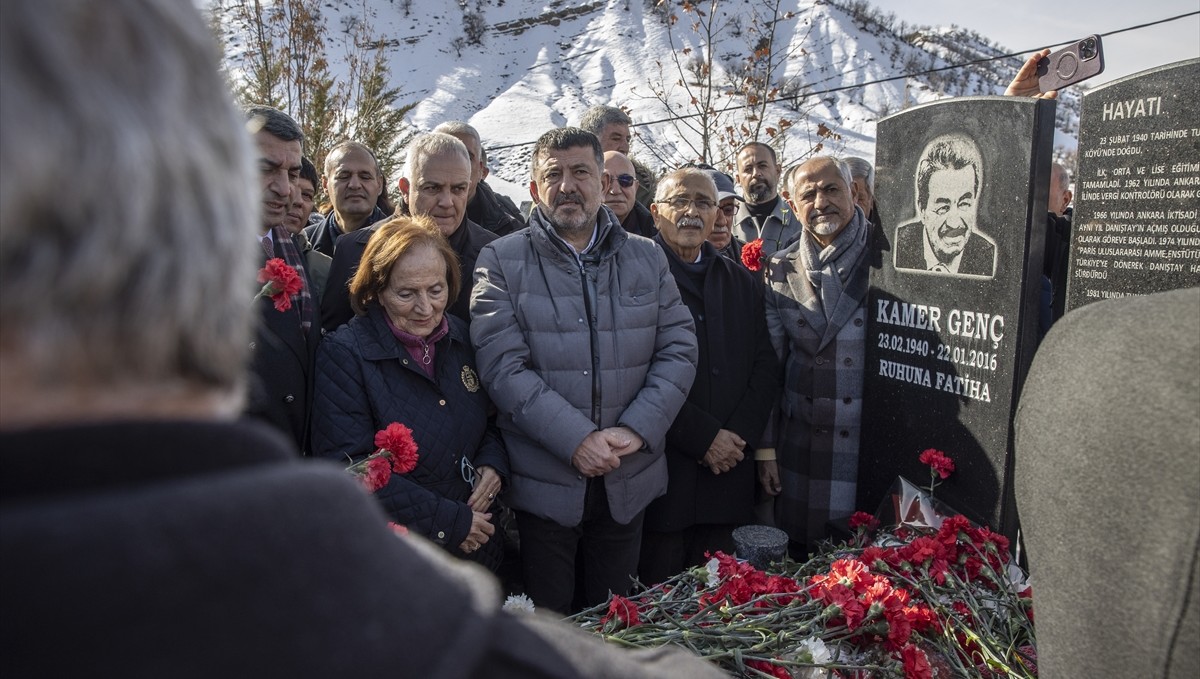 Kamer Genç vefatının 9. yılında mezarı başında anıldı