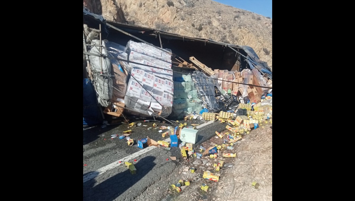 Kars'ta devrilen gıda yüklü kamyonun sürücüsü yaralandı