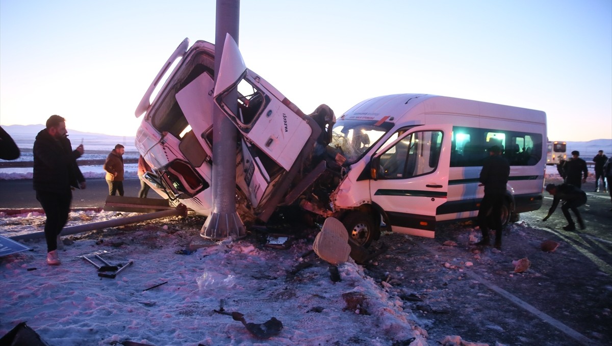 Kars'ta iki minibüs çarpıştı, yaralıların olduğu bildirildi