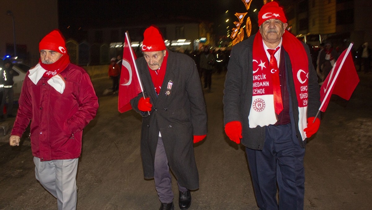 Kars'ta Sarıkamış şehitleri anısına meşaleli yürüyüş yapıldı