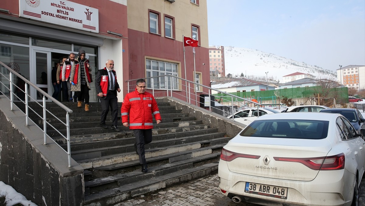 "Kırmızı yelekliler" karlı yolları aşarak kırsal bölgelerdeki ihtiyaç sahiplerine ulaşıyor