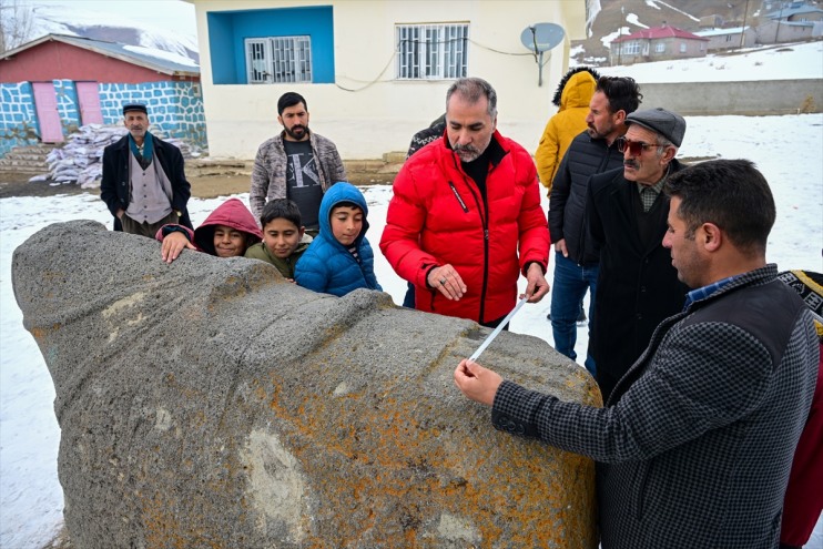 Mahallenin at haline gibi bakıyorlar 7 tonluk heykeline gözleri gelen simgesi 2