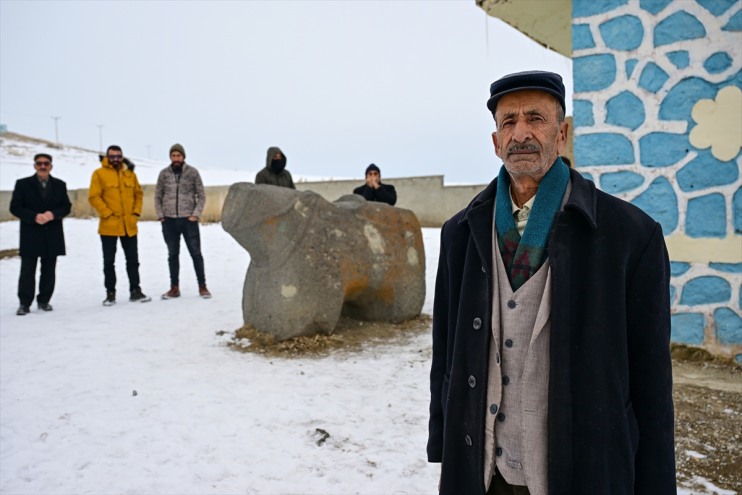 bakıyorlar gelen heykeline Mahallenin 7 gözleri at simgesi haline gibi tonluk 11