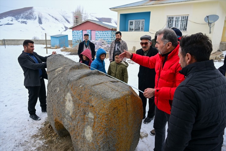 7 tonluk at bakıyorlar heykeline gibi gözleri gelen Mahallenin simgesi haline 3