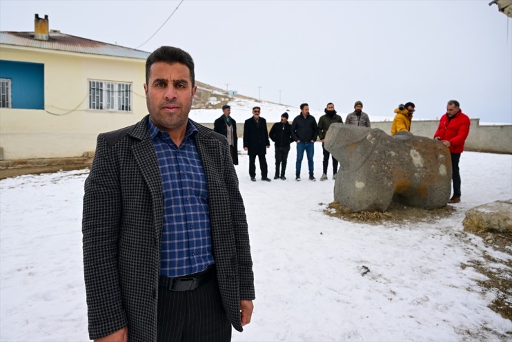 7 heykeline simgesi gözleri at bakıyorlar haline tonluk Mahallenin gelen gibi 10