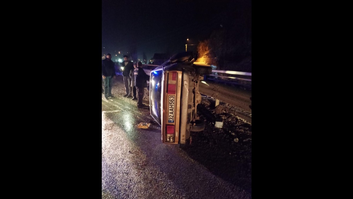 Malatya'da devrilen otomobildeki 3 kişi yaralandı