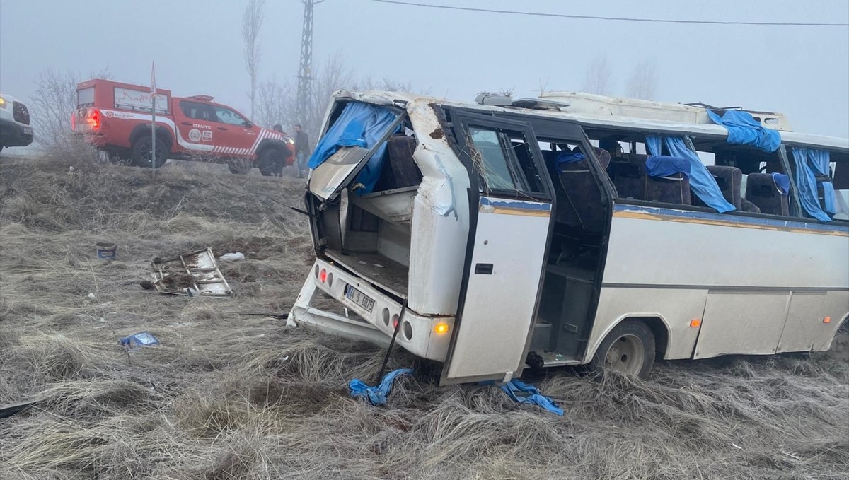 Malatya'da işçi servisinin devrilmesi sonucu 17 kişi yaralandı