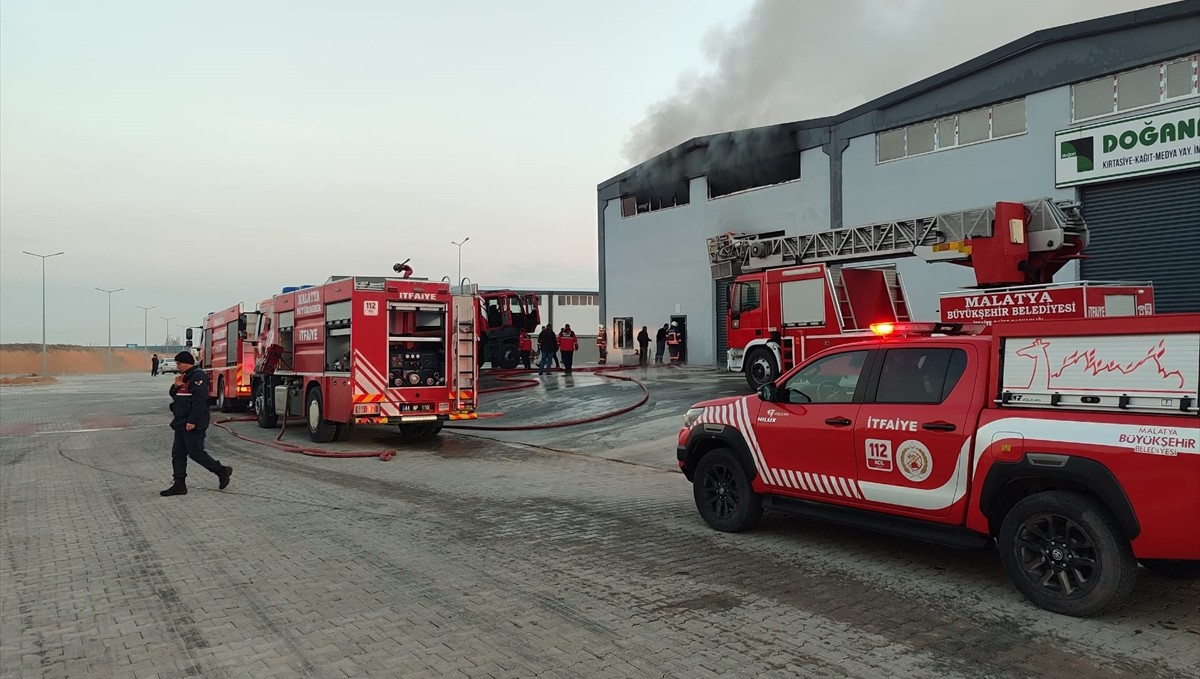 Malatya'da perde üreten fabrikada çıkan yangın söndürüldü