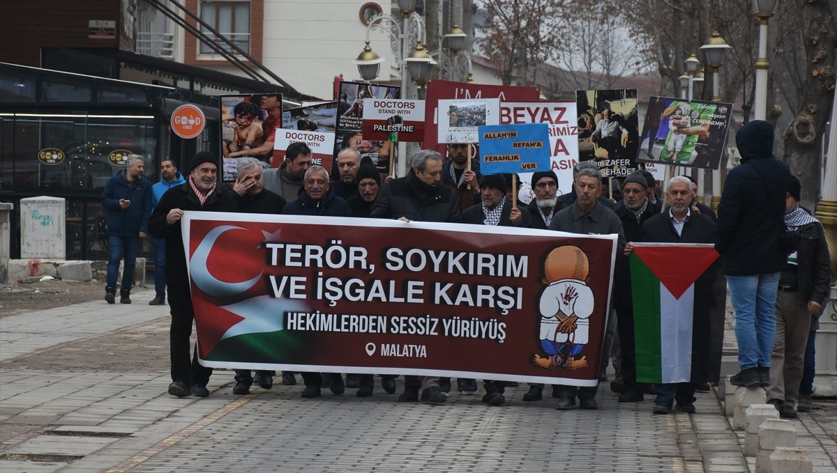 Malatya'da sağlık çalışanları İsrail'in Gazze'ye yönelik saldırılarını protesto etti