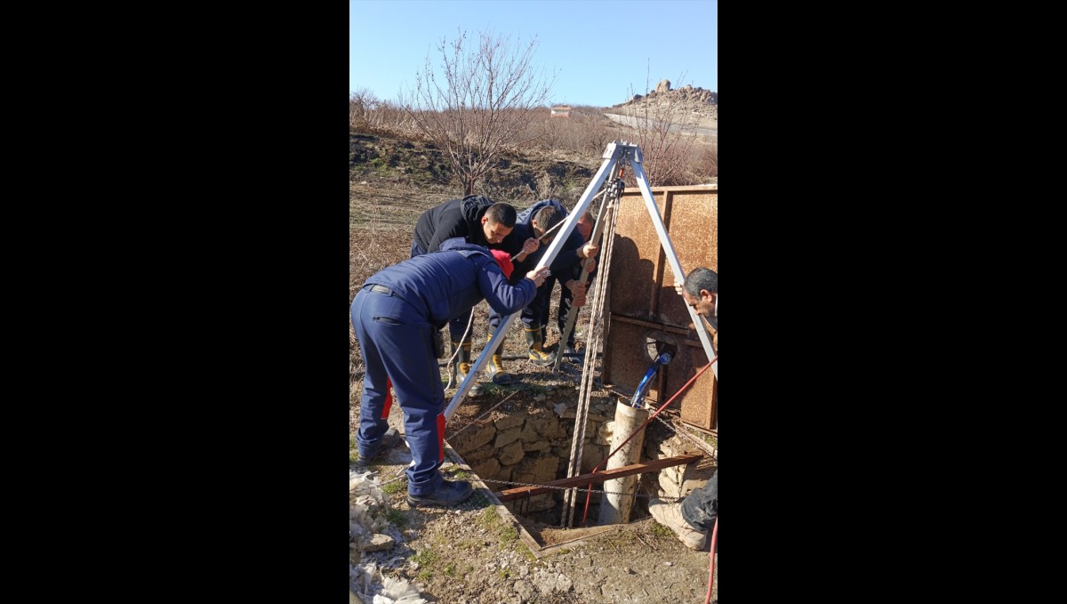 Malatya'da su kuyusuna düşen köpek yavrusunu itfaiye ekibi çıkardı