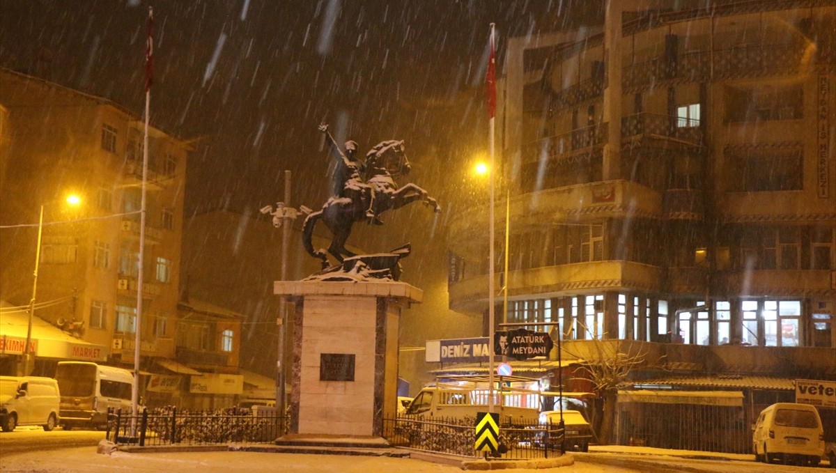 Malatya'nın Hekimhan ilçesinde kar yağışı etkili oldu