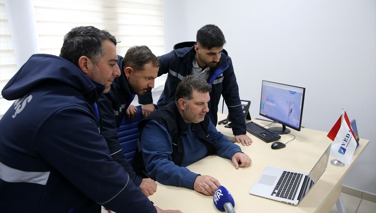 Muş'ta VEDAŞ ekipleri, AA'nın "Yılın Kareleri" oylamasına katıldı