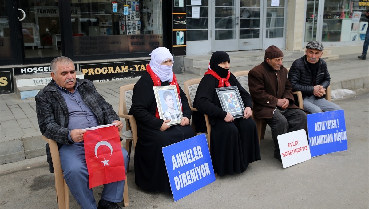 Muşlu aileler, DEM Parti binası önündeki "evlat nöbeti"ni sürdürdü