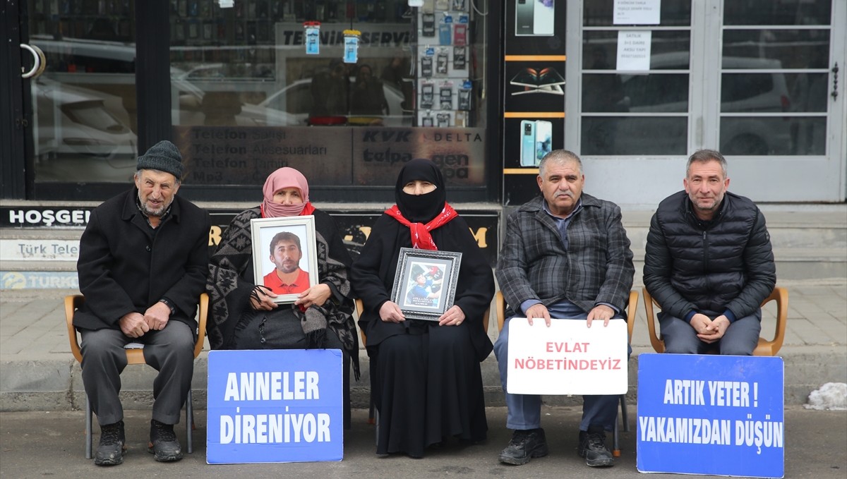 Muşlu aileler, DEM Parti binası önündeki eylemlerine devam etti