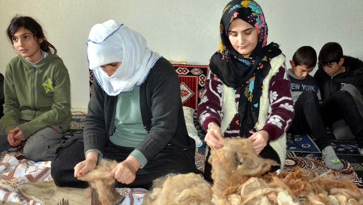 Muşlu kadınlar yün çorap örme geleneğini sürdürüyor