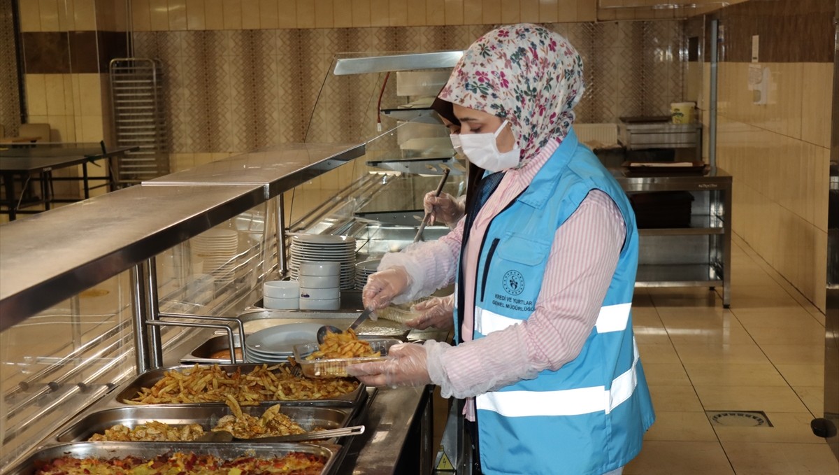 Öğrenciler "Komşum Projesi" ile fazla yemekleri ihtiyaç sahibi ailelere ulaştırıyor