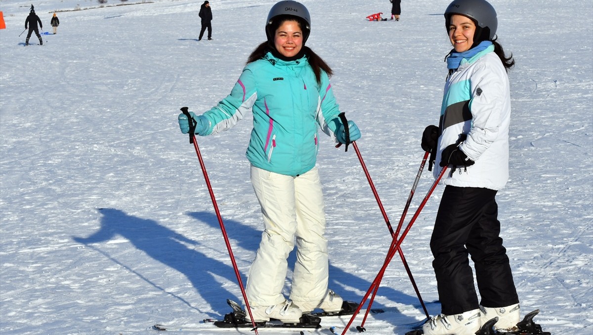 Orman içinde kristal karıyla Sarıkamış Kayak Merkezi sömestir tatiline hazır