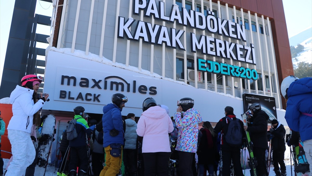 Palandöken'e gelen turistler, güneşli havada kayak yapmanın keyfini çıkardı