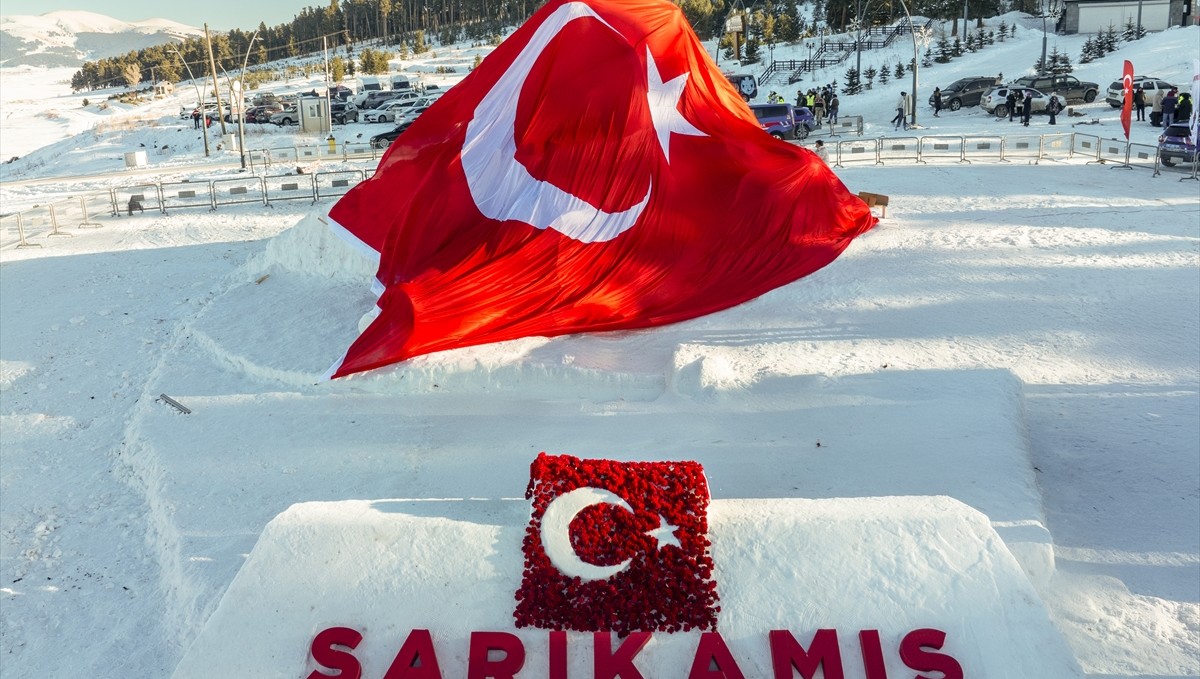 Sarıkamış şehitleri anısına JAK timleri meşaleli kayak gösterisi yaptı