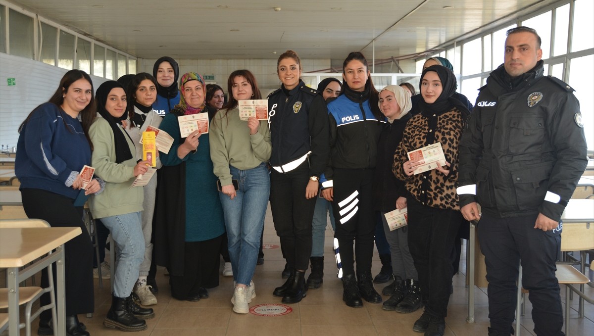 Tatvan'da polis ekipleri, tekstil çalışanlarını acil yardım konusunda bilgilendirdi