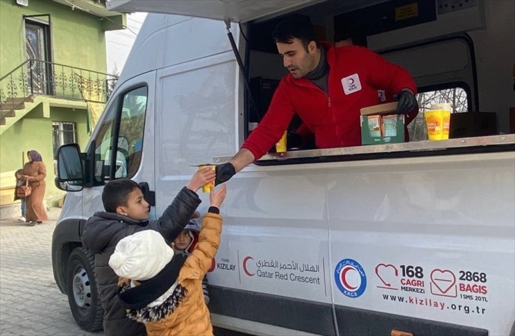 Türk Kızılay Doğubayazıt'ta mezarlık ziyareti yapanlara çorba ikram etti