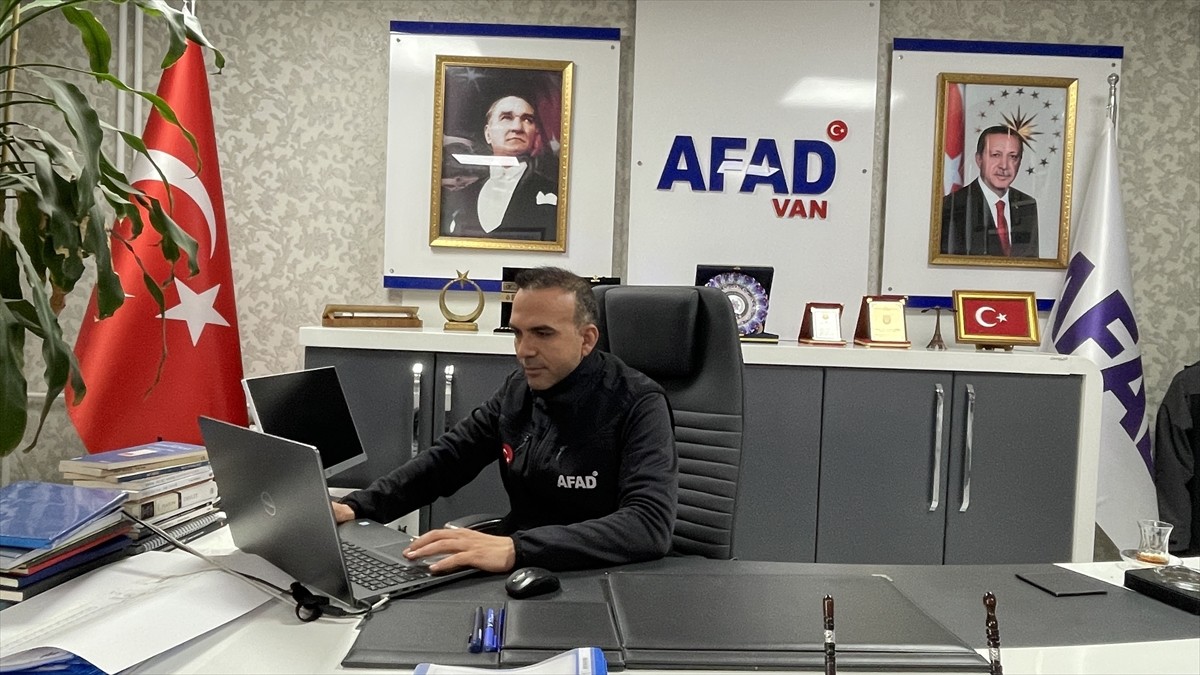 Van AFAD Müdürü Mehmet Ulutaş, AA'nın "Yılın Kareleri" oylamasına katıldı