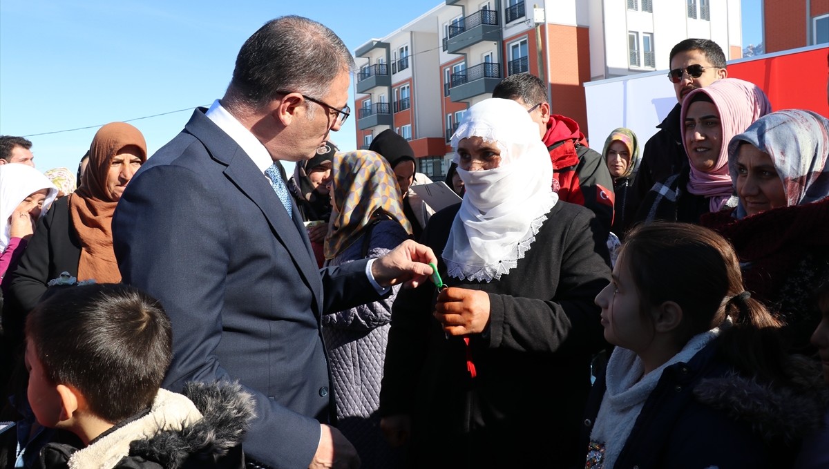 Van'da eşleri vefat eden 51 kadın için yapılan konutlar teslim edildi