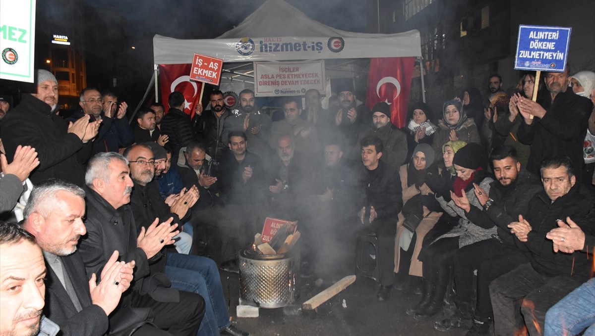 Van'da işten çıkarılan belediye çalışanları yeni yıla eylem yaparak girdi