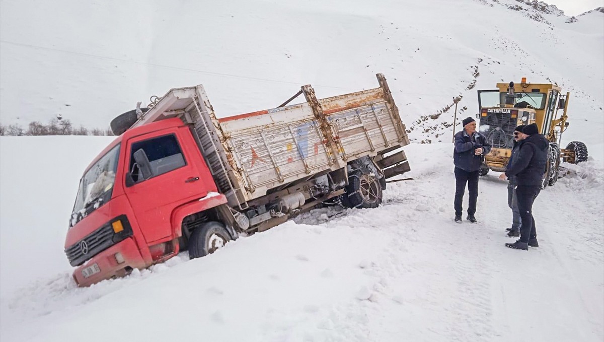 Van'da kardan kapanan 209 yerleşim yerinin yolu ulaşıma açıldı