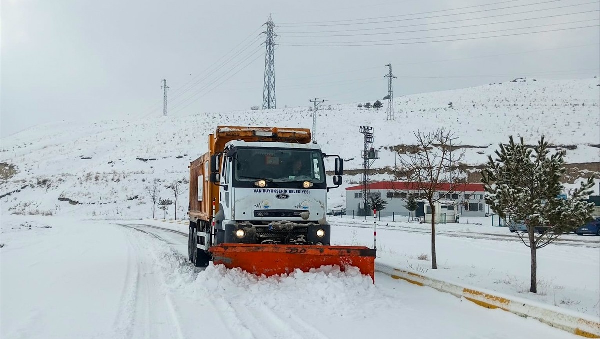 Van'da kardan kapanan 28 yerleşim yerinin yolu ulaşıma açıldı